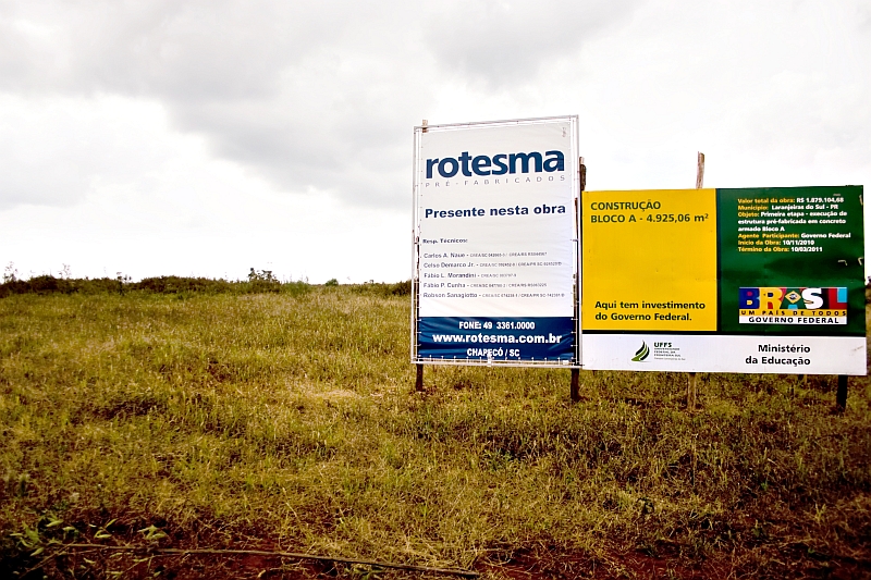 O Incra só liberou no início deste mês a área onde será construída a Universidade Federal da Fronteira Sul. Por enquanto, só há placas no terreno | Adriano Forbeck/Gazeta do Povo