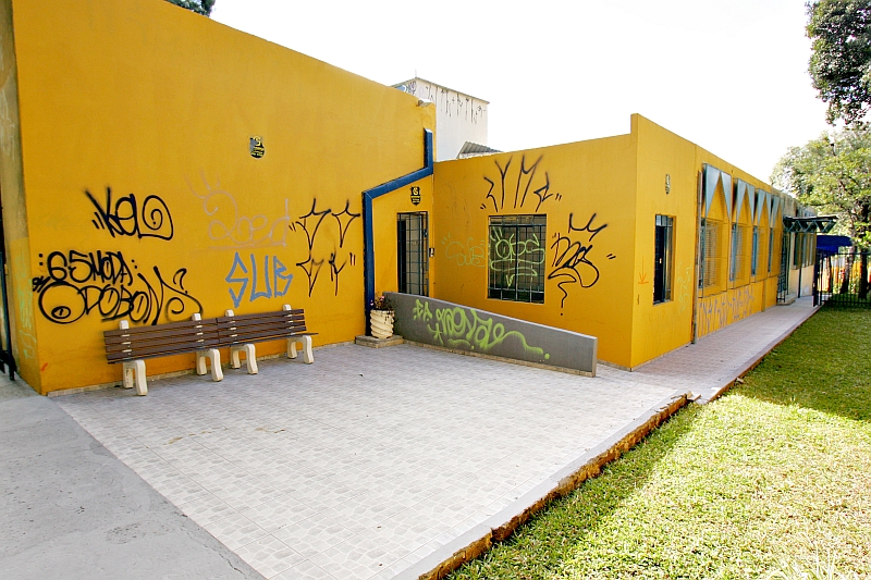 Um dia após terem pintado todas as paredes do Colégio Fênix, em Curitiba, na semana passada, a fachada da escola amanheceu depredada | Antônio More/ Gazeta do Povo