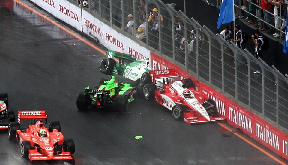 Após início confuso e paralisações, GP de São Paulo é adiado Cena do acidente entre Helio Castroneves (carro vermelho no muro), Danica Patrick, Simona de Silvestro (dois carros verdes) e Tony Kanaan (vermelho número 82): batida múltipla foi causadora da primeira bandeira amarela da prova | Caetano Barreira / Fotoarena / Divulgação