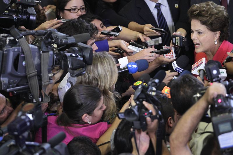 Dilma é cercada por repórteres após a solenidade em que defendeu Palocci: restituição de IR para empreiteira foi determinada pela Justiça | Ueslei Marcelino/Reuters