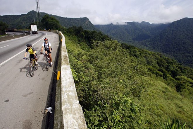 Jairo Roberto da Silva (de branco) e Thiago Couto (de amarelo) fazem percursos de bicicleta na Serra do Mar: limites superados | Priscila Foroni/Gazeta do Povo