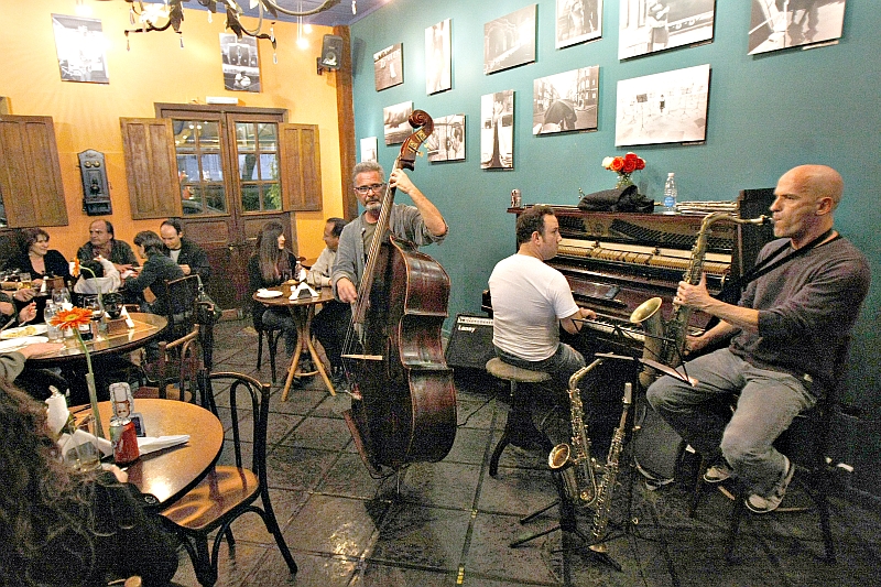O restaurante Beto Batata, em Curitiba, foi autuado por não ter licenças que permitem música ao vivo | Pedro Serapio/Gazeta do Povo