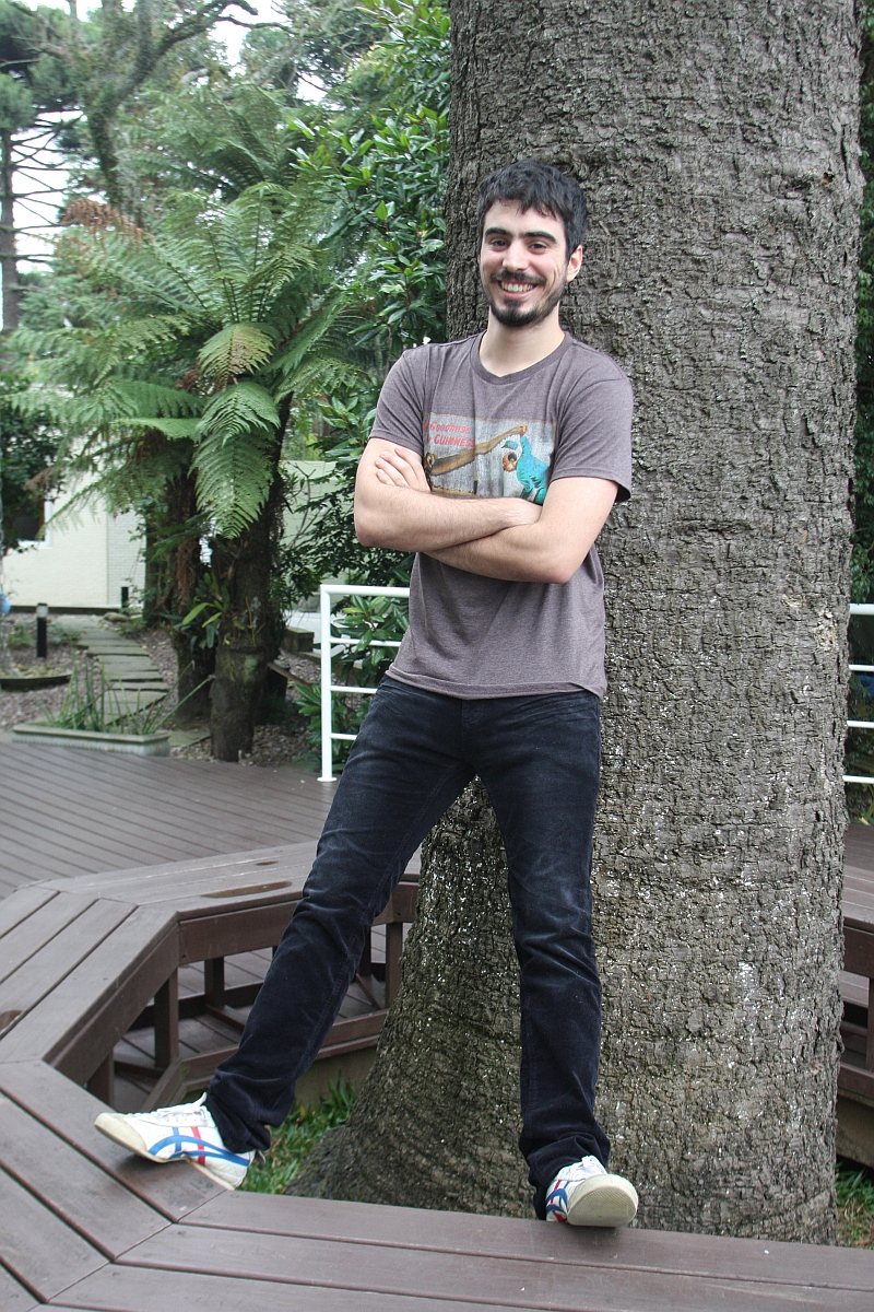 Pedro D eyrot, um dos criadores e integrante da banda curitibana Bonde do Rolê, veio passar o Dia das Mães com sua mãe, a produtora Fernanda Morini. O rapaz, que mora na Vila Mariana, em São Paulo, desde que largou o curso de Publicidade e Propaganda na PUC de Curitiba para se dedicar à música, contou à coluna que está com dois novos projetos na área: o lançamento da banda Uó, de tecnobrega, e outro, com o DJ carioca André Taste, os quais vai empresariar | Mauro Campos