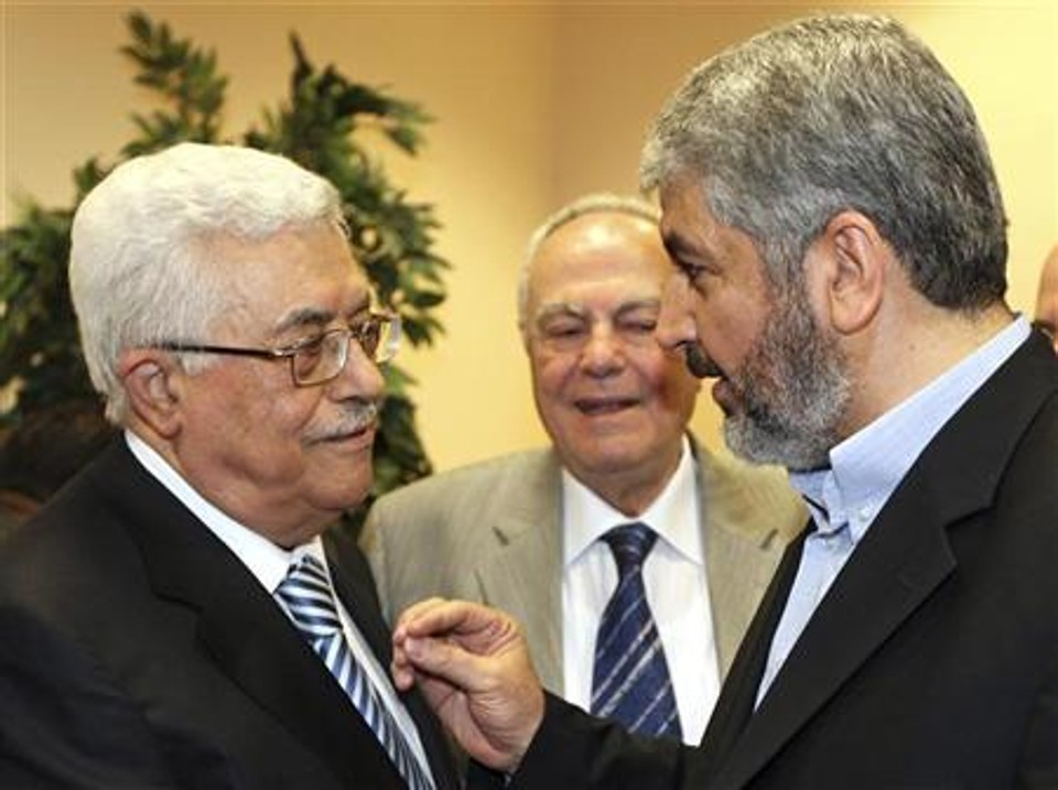 Líder do Hamas, Khaled Meshaal (dir) conversa com o presidente palestino, Mahmoud Abbas (esq), durante reunião no Cairo | Reuters