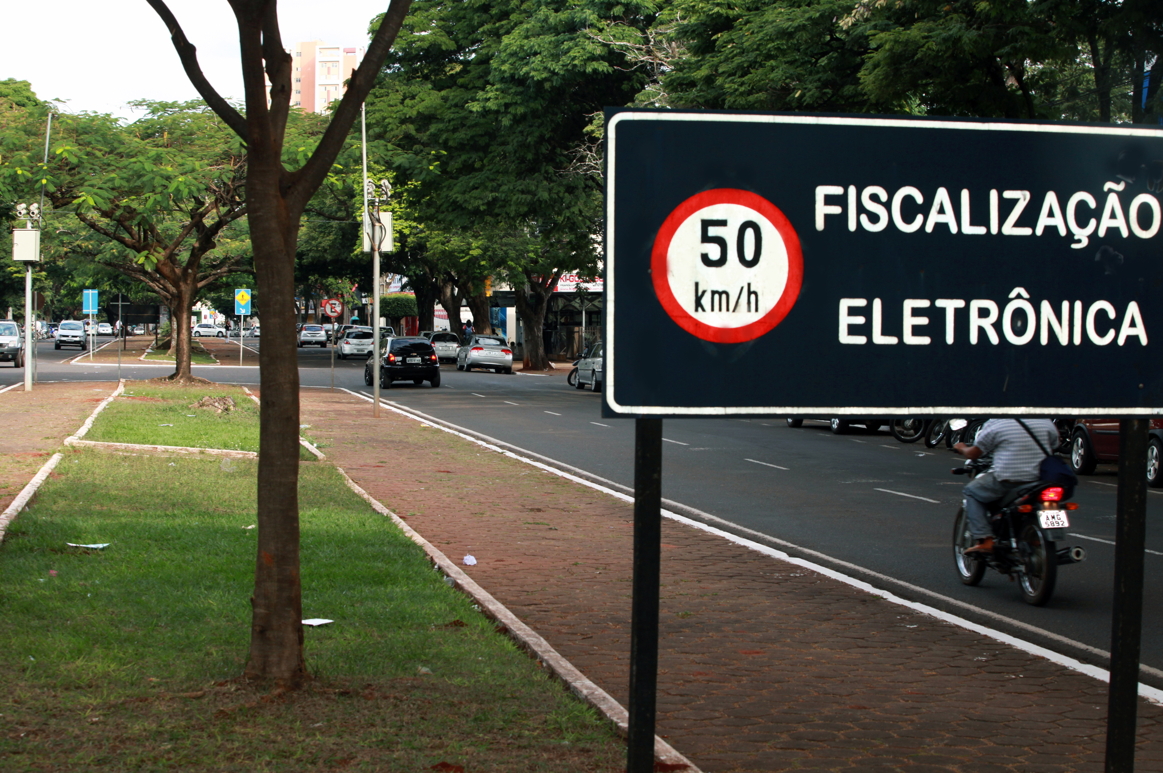 Das multas aplicadas na Avenida Cerro Azul, 538 foram registradas pelos equipamentos instalados no sentido centro-bairro da pista | Divulgação - PMM