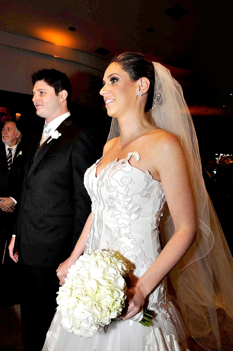 Ana Paula Coelho Contin e Augusto Menegaro casaram-se no último sábado no Salão Verde do Clube Curitibano, em evento que reuniu parte da alta sociedade curitibana e de Brasília, de onde vieram os parentes da noiva, que vestiu um modelo da estilista Karina Kulig, sua amiga. O casal embarcou ontem para Paris | Kraw Penas