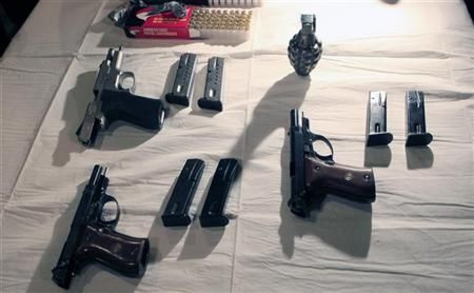 Um conjunto de armas, munições e uma granada de mão adquiridos por norte-africanos que tramavam ataque a sinagoga, em Nova York | Reuters