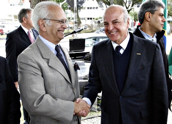 Bisneto do Barão do Serro Azul, o empresário Fernando Fontana (à esq.) é cumprimentado pelo presidente da Associação Comercial do Paraná, Edson Ramon, após a homenagem prestada na manhã de sexta-feira ao fundador da ACP, Ildefonso Pereira Correia, o Barão do Serro Azul, na Pracinha do Batel. O Barão foi executado sumariamente no dia 20 de maio de 1894, na Serra do Mar, durante o governo do marechal Floriano Peixoto |