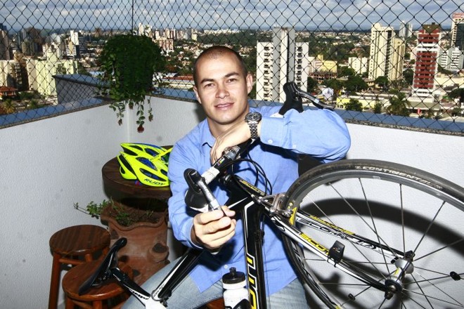 Luciano Pagliarini na sacada do seu apartamento em Londrina. Ciclismo agora só por lazer |