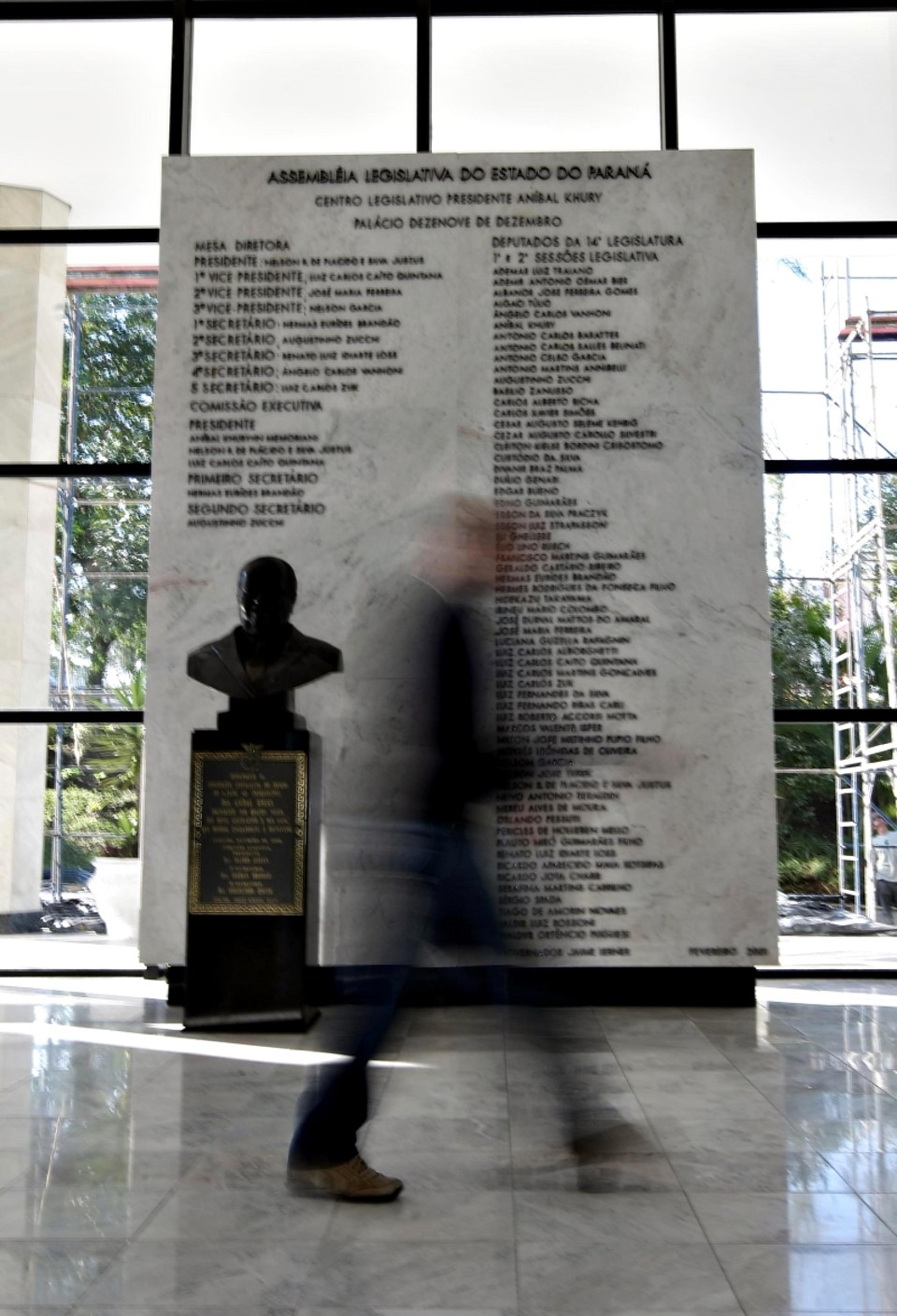 Servidor da Assembleia passa no hall do Legislativo: investigaçãodo MP abrange o período 2003-2010 | Albari Rosa / Gazeta do Povo