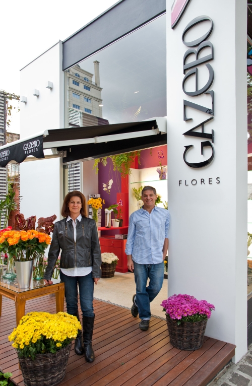 Depois de anos escondida, a floricultura Gazebo, do paisagista Mauro Tessler e sua mulher, Mira Kitover, ganhou finalmente a rua. A repaginação, comandada pela Eliane Melnick Fisbein, inclui uma nova fachada, voltada para a Coronel Dulcídio, que deixa os arranjos à vista de quem passa pelo local | Naideron Jr.