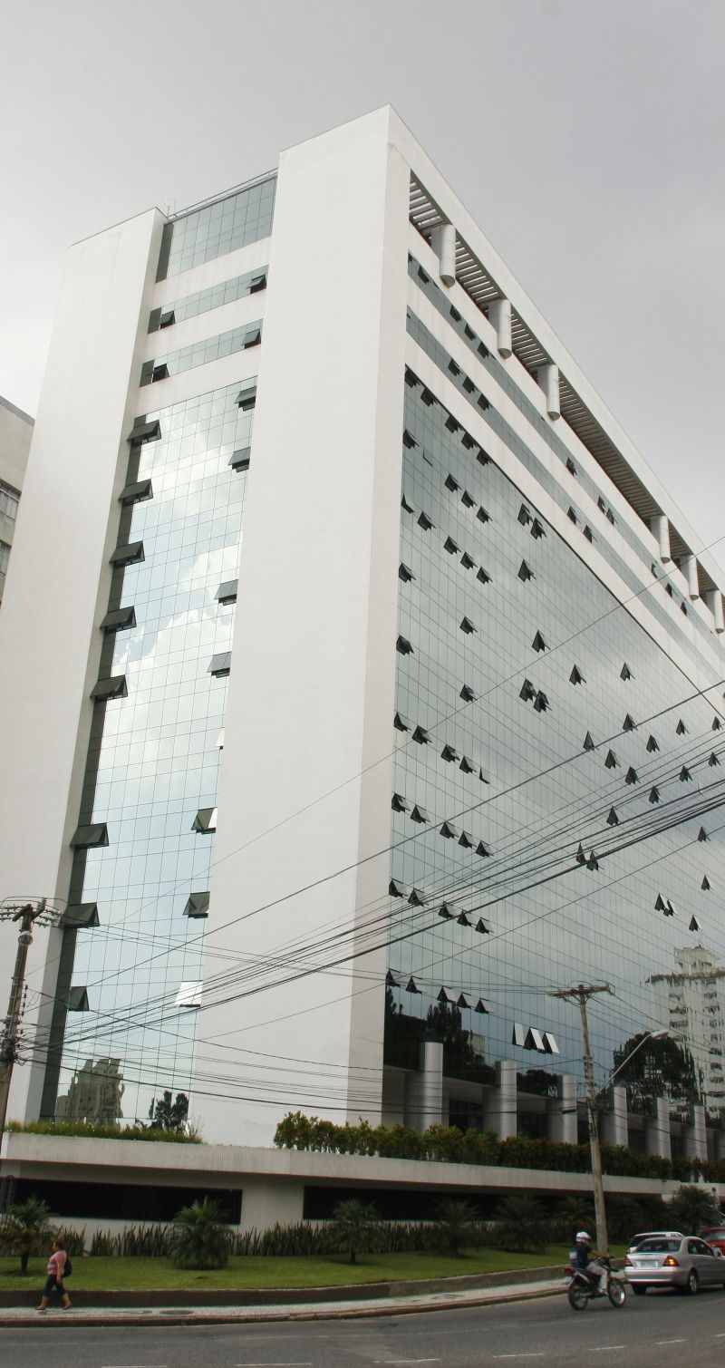 Anexo do Tribunal de Justiça: técnicos afirmam que a previsão de R$ 1 mil por metro quadrado não era compatível com o tipo de acabamento do prédio | Hugo Harada/ Gazeta do Povo