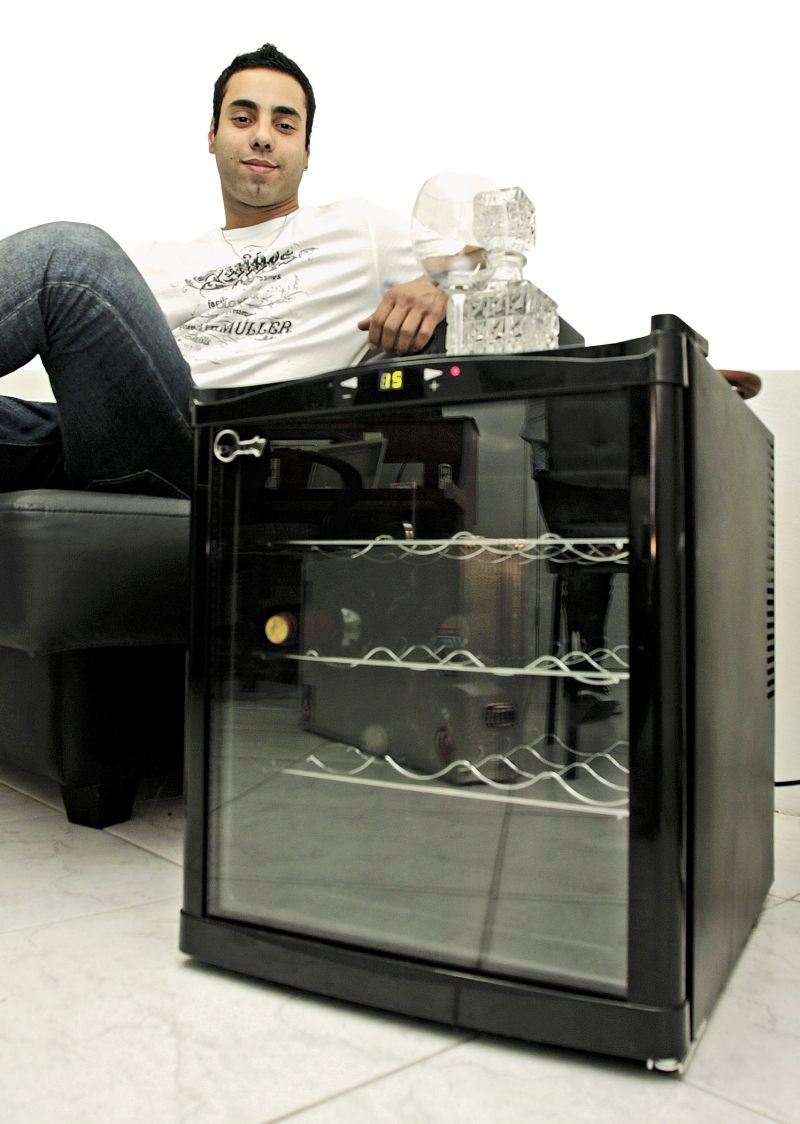 Lucas Zanata exibe a adega climatizada que arrematou por 33 centavos em um leilão virtual: Um pôquer diferente | Hugo Harada/ Gazeta do Povo