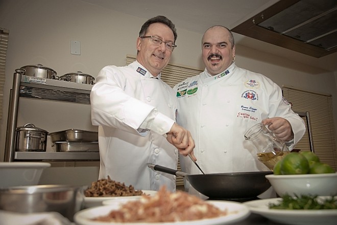 O cônsul geral da Itália em Curitiba, Salvatore Di Venezia (à esq.), prestigiou na terça-feira o lançamento da terceira edição da Especialização em Gastronomia Italiana do Centro Europeu, com direito a uma aula-show com degustação de pratos típicos italianos comandada pelo premiado chef paulista Bruno Stippe, presidente da Federazione Italiana Cuochi, a FIC  Brasile | 