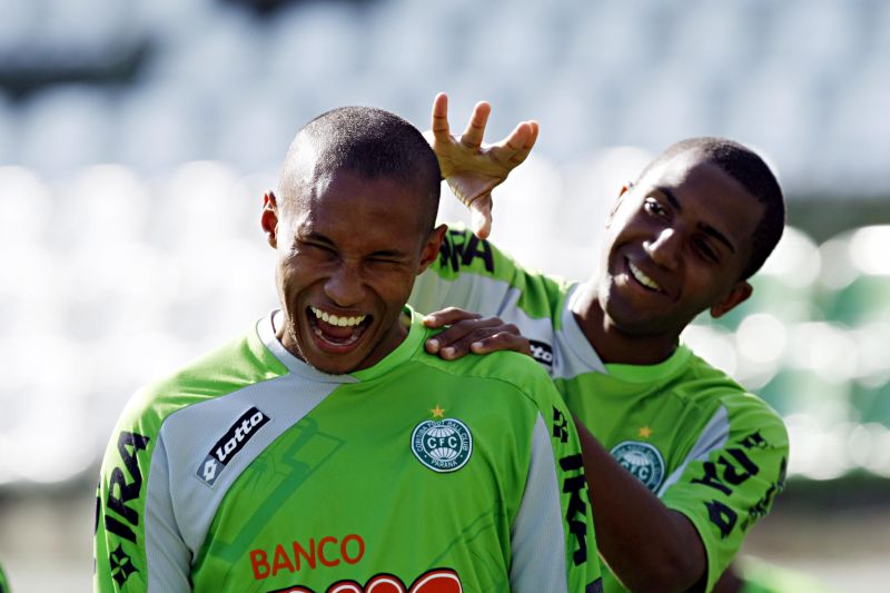 Os jogadores Jonas e Marcos Paulo brincam durante o treino do Coritiba, que não perdeu a descontração após primeira derrota | Albari Rosa/ Gazeta do Povo