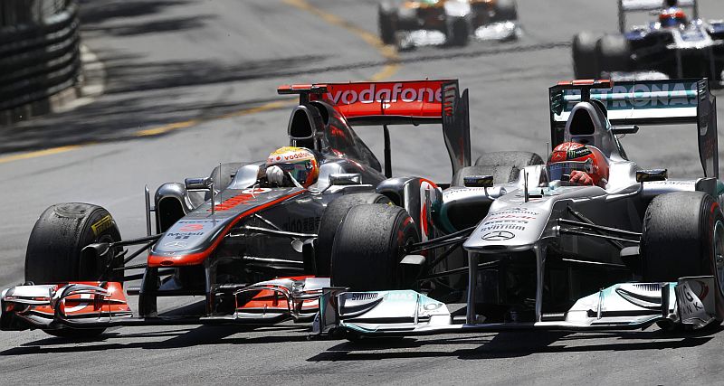 Hamilton, no carro à esquerda, se envolveu em várias batidas na prova de Mônaco | Max Rossi / Reuters