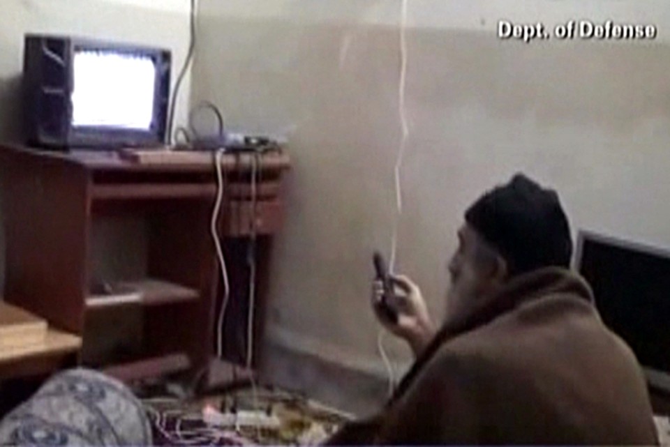 Vídeo apreendido pelos EUA na casa de Bin Laden, e divulgado ontem, mostra o líder da Al-Qaeda assistindo tevê |