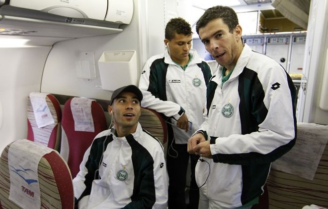 Vanderlei, Maranhão e Leandro Donizete no avião que levou o elenco coxa a Fortaleza nesta segunda | 
