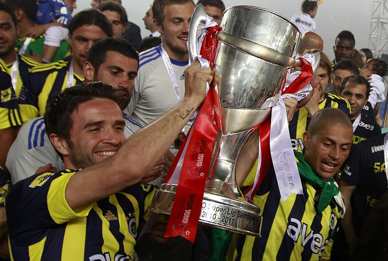 Alex (à direita) levanta a taça da Liga Turca com a ajuda de um companheiro de time: capitão do Fenerbahçe teve média de gols digna de um centroavante | Murad Sezer / Reuters