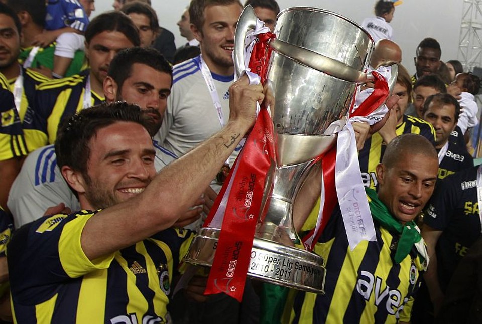 Alex (à direita) levanta a taça da Liga Turca com a ajuda de um companheiro de time: capitão do Fenerbahçe teve média de gols digna de um centroavante | Murad Sezer / Reuters