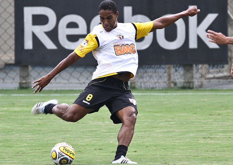 Pouco aproveitado no São Paulo, Cléber Santana é o novo reforço do Furacão | Luiz Pires / VipCOMM