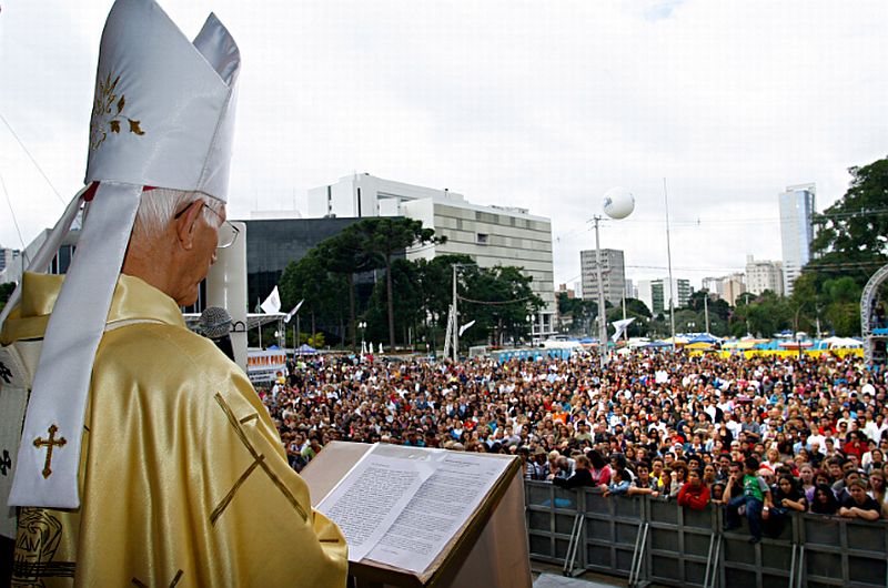 Missa celebrada pelo arcebispo Dom Moacyr José Vitti, na Praça Nossa Senhora de Salete | Priscila Forone - Agência de Notícias Gazeta do Povo