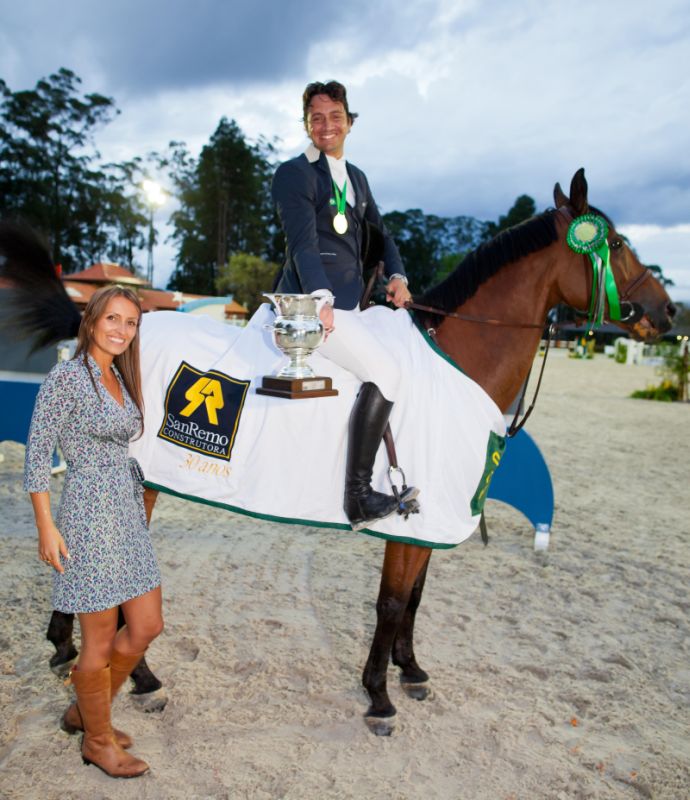 A engenheira Aline Moritz Perussolo, diretora de marketing da construtora San Remo, entregou o troféu de campeão do Grande Prêmio San Remo ao carioca Luiz Felipe de Azevedo Filho ontem à tarde, no encerramento do Concurso Salto Nacional Cidade de Curitiba 2011, realizado desde quarta-feira na Sociedade Hípica Paranaense. Luiz Felipe é o atual campeão brasileiro de hipismo categoria Sênior | Naideron Jr.