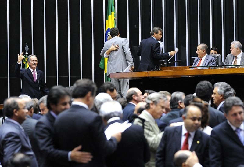 Aldo Rebelo (à esq.), relator do novo Código Florestal, discursa no plenário da Câmara, na sessão de anteontem: noite marcada por xingamentos, desconfiança entre aliados e reviravoltas | Diógenes Sanos/Ag. Câmara
