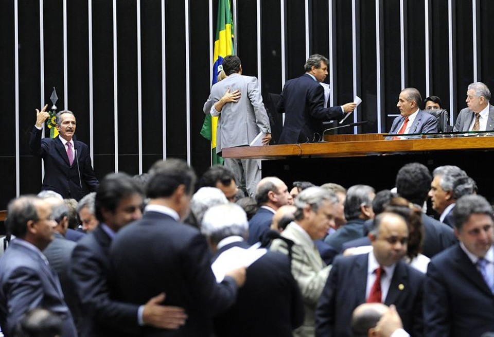 Aldo Rebelo (à esq.), relator do novo Código Florestal, discursa no plenário da Câmara, na sessão de anteontem: noite marcada por xingamentos, desconfiança entre aliados e reviravoltas | Diógenes Sanos/Ag. Câmara