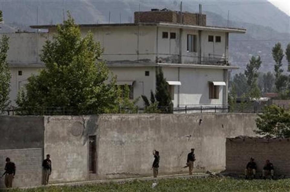 Membros de esquadrão anti-terrorismo cercam o complexo onde Osama bin Laden foi morto, em Abbottabad, 4 de maio de 2010 | Reuters