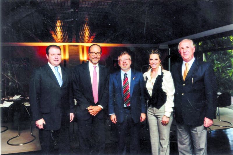 Homenagem em Brasília - A deputada federal Cida Borghetti estava entre os presentes à homenagem prestada ao presidente da Câmara, Marco Maia (no centro), pela embaixada italiana. A condecoração foi entregue pelo embaixador Gherardo La Francesca (ao lado de Maia), sendo a solenidade prestigiada também pelo advogado Horácio Monteschio e pelo secretário-geral do PP no Paraná, Moacir Lazzarotto de Oliveira (nas pontas) |