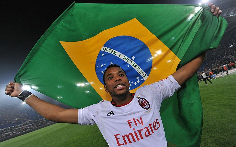 Robinho comemora título italiano com a bandeira brasileira: Milan conta também com Thiago Silva e Alexandre Pato | Alberto Pizzoli / AFP