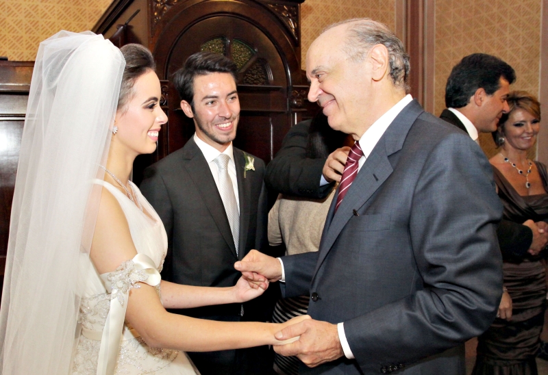 Os noivos Patrícia Isaacson e André Richa são cumprimentados pelo ex-governador José Serra
após a cerimônia religiosa na Igreja Santa Terezinha, na noite de sexta-feira. Ao fundo, a direita, os pais do noivo, Fernanda e Beto Richa. André entrou de braços com a mãe, ao som do Bolero de Ravel. A igreja estava lotada e decorada com orquídeas brancas | Rogério Machado