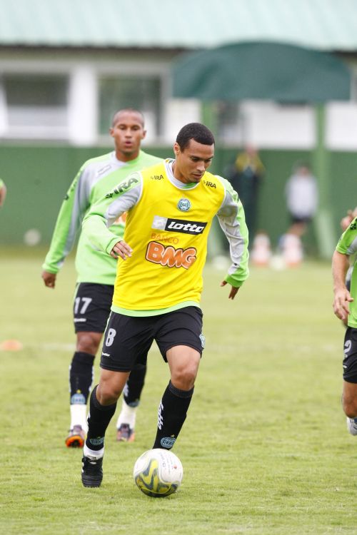 Emerson marcou o gol que garantiu ao Coritiba o recorde de vitórias consecutivas e também participou do fim da marca | Marcelo Elias/ Gazeta do Povo