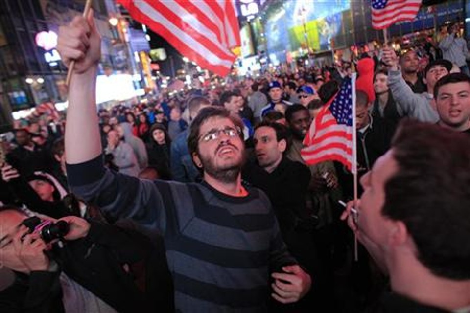 Pessoas reagem à morte de Osama bin Laden na Times Square | Reuters