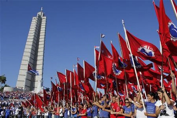 Cubanos desfilam em celebração pelo dia do trabalho | Reuters