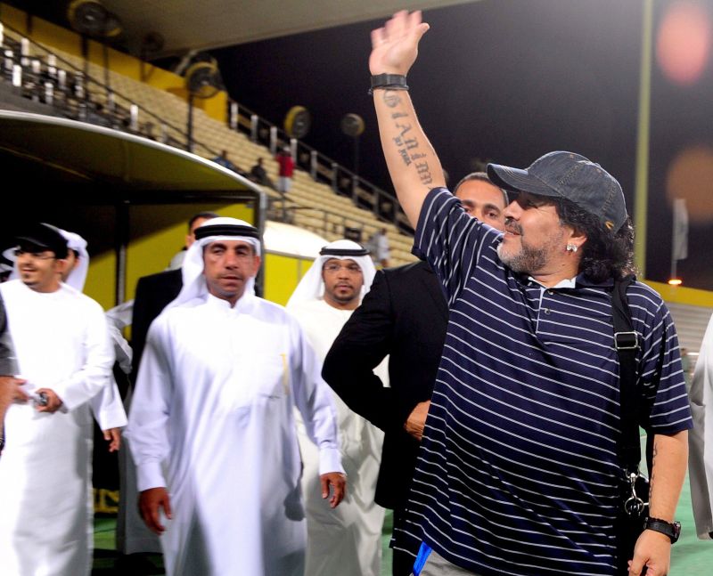 Maradona acena para a torcida do Al Wasl ao ser apresentado no clube | AFP