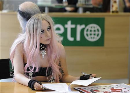A estrela pop Lady Gaga dispensou a música e assumiu por um dia o papel de editora convidada na redação londrina do jornal gratuito internacional Metro | REUTERS/Paul Hackett