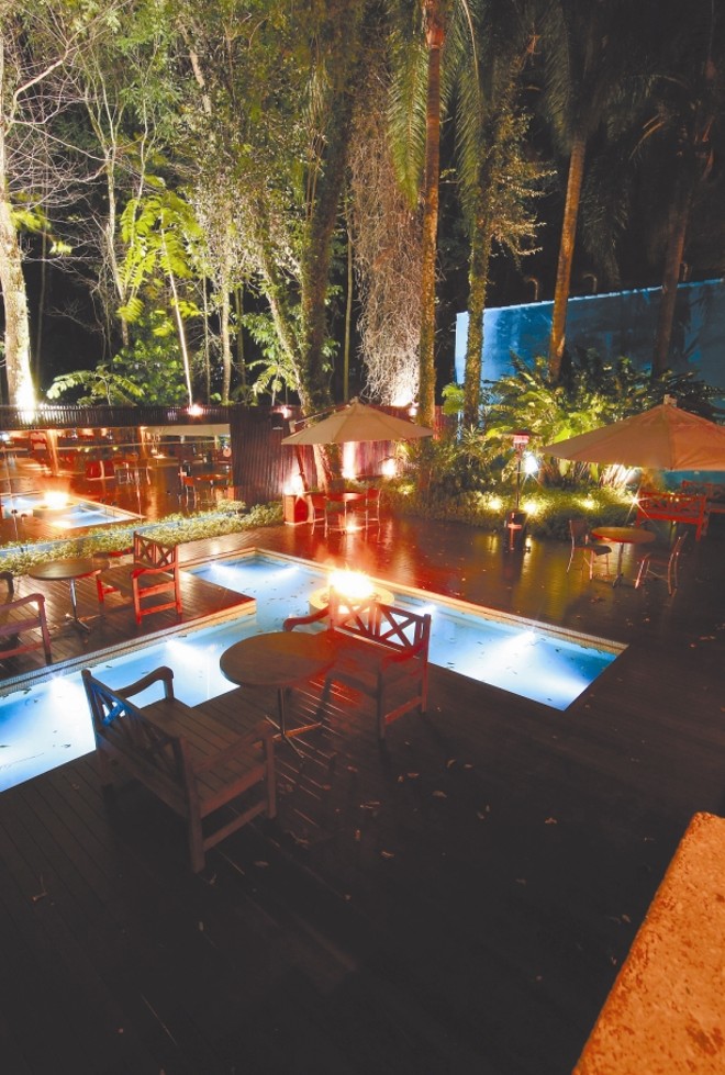 Forneria Copacabana: mata nativa ganhou destaque com iluminação e complementa projeto da área externa | 