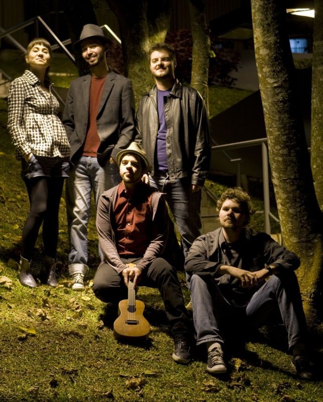 A vocalista Uyara Torrente. o tecladista Vinícius Nisi, o baixista Diego Plaça, o guitarrista Rodrigo Lemos e o baterista Luís Bourscheidt: parque de diversões | 