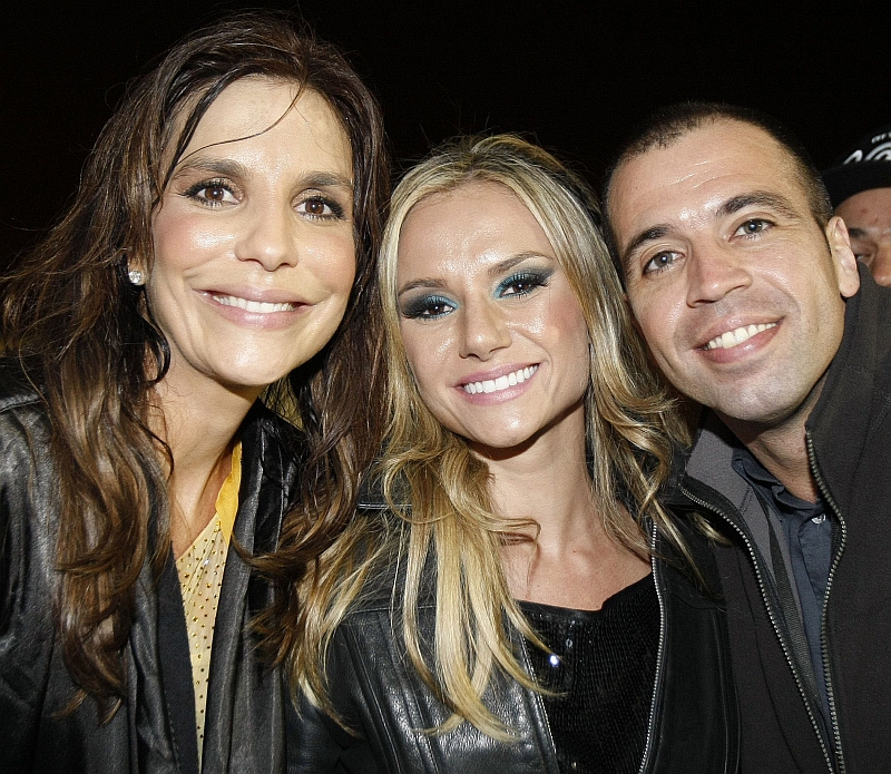 Ivete Sangalo com o casal Bibba Pacheco e Mariano Lemanski (ele, vice-presidente do GRPCom) no palco do show do Capital Inicial, no Lupaluna | Jonathan Campos/ Gazeta do Povo