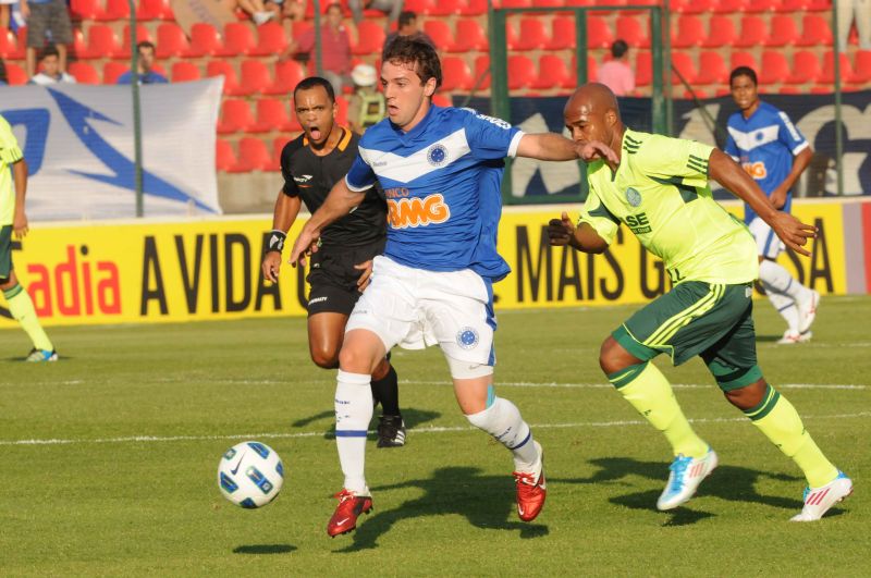 O Cruzeiro de Montillo buscou o empate em casa contra o Palmeiras de Marcos Assunção | Jorge Gontijo / O Estado de Minas