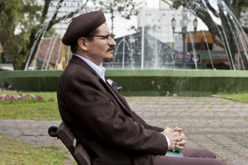 ReNato Bittencourt Gomes sempre anda com uma bolsa ou mochila contendo livro, caderno e canetas. Gosta de usar camisas com abotoadura e boina, boné ou chapéu | Antonio Costa/Gazeta do Povo