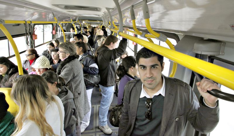 Mesmo diante das críticas de usuários de ônibus, Parag Khanna comparou e elogiou o sistema curitibano | Jonathan Campos/ Gazeta do Povo