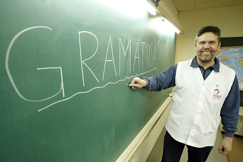 Professor Cláudio Hess, o Claudião, 100% de gramática, aceita gírias só na hora do bate-papo: Na prova, eles sabem que desconto erros de português | Daniel Castellano/ Gazeta do Povo