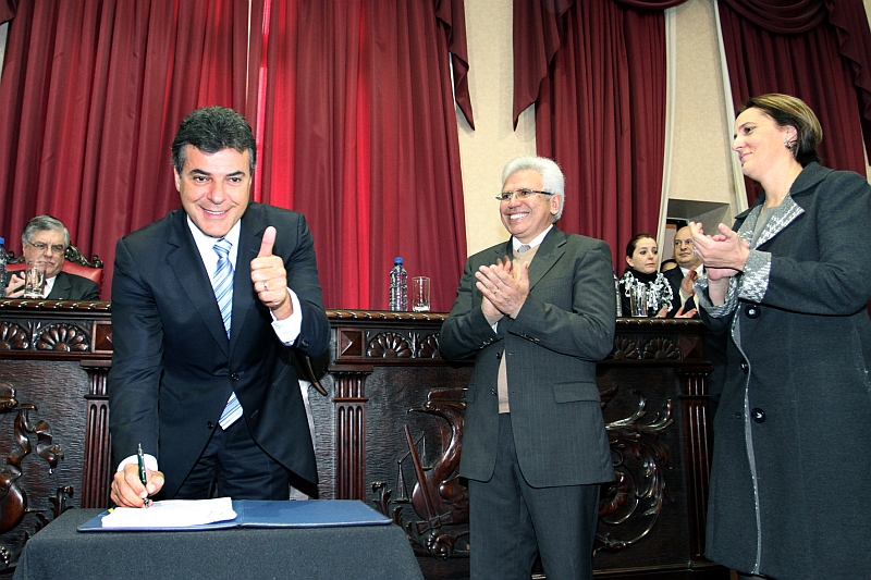O governador Beto Richa sanciona a lei que cria a Defensoria Pública: 207 vagas devem ser preenchidas no primeiro concurso | Arnaldo Alves/AENoticias