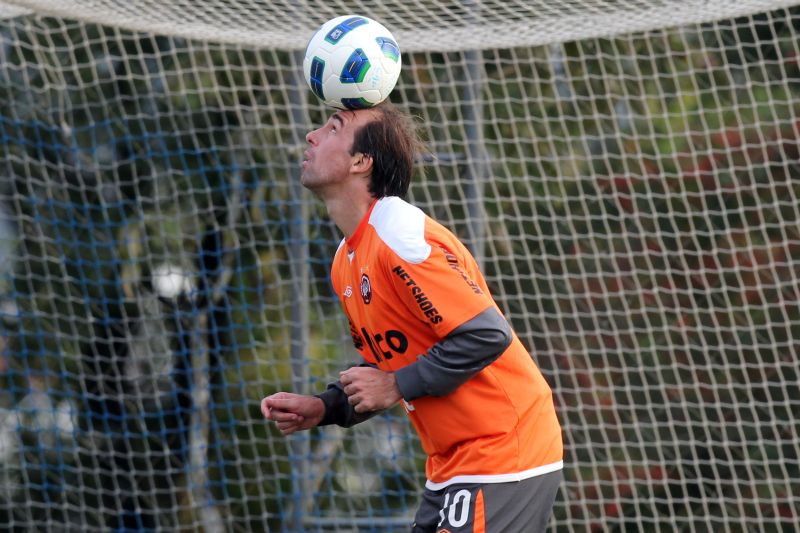 Paulo Baier brinca com a bola durante o treinamento no CT do Caju: classificação à semifinal da Copa do Brasil passa pelos lances de bola parada, especialidade do meia | Walter Alves/ Gazeta do Povo