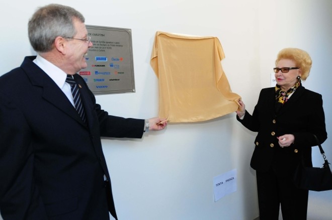 INAUGURAÇÃO NA SANTA CASA -Na última semana, a Santa Casa de Curitiba inaugurou obras das enfermarias 2 e 5, com recursos captados com a iniciativa privada através da Lei Rouanet. Na ocasião, dr. Félix Almeida, que foi professor e médico da casa, onde foi também vice-provedor e diretor clínico, recebeu expressiva homenagem, recebida por sua esposa, Nely Almeida, das mãos do provedor da Santa Casa, Frederico Unterberger |