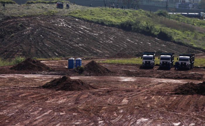 Primeiros movimentos dos operários na obra do Itaquerão: terraplanagem deve levar de 90 a 100 dias. | Nacho Doce/ Reuters