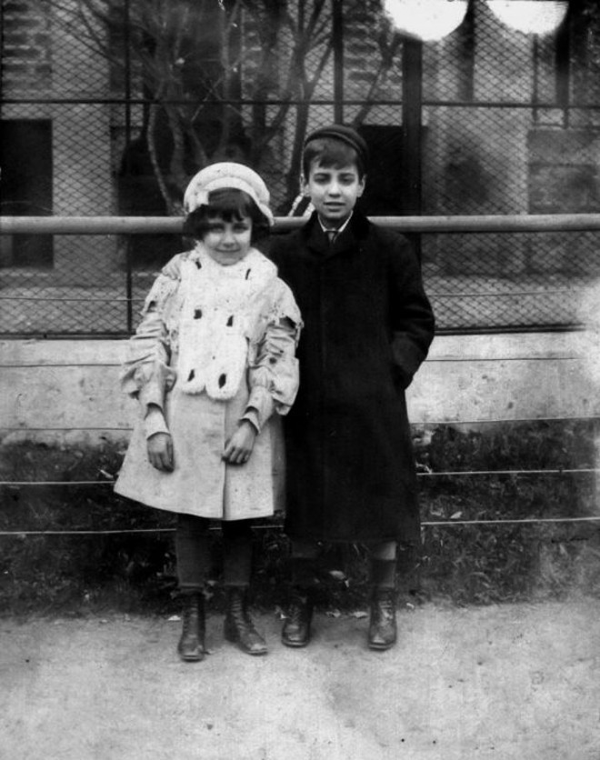 Nora e Borges posam no zoológico de Palermo, que o menino adorava |